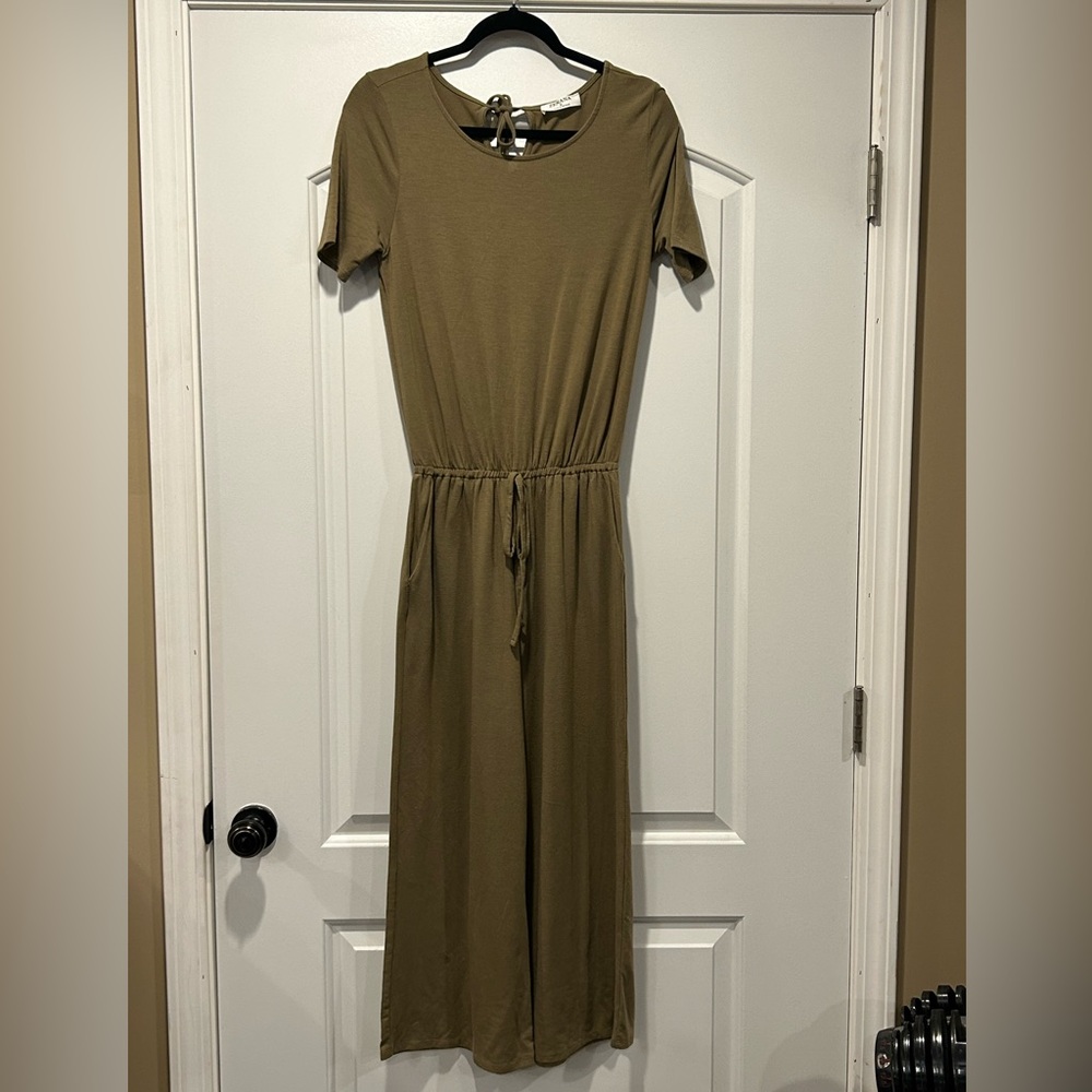 Zenana cropped jumpsuit size small, olive